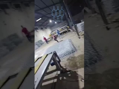 Ligne d'assemblage de gabions: bobinage, tissage et reliure de bords de fil