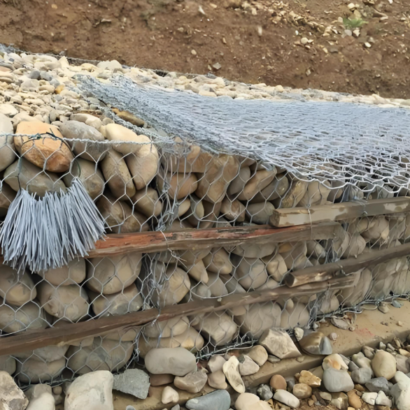 Derniers blogs de l'entreprise sur Comment les machines à treillis gabion soutiennent la régulation des rivières et l'écologisation des pentes