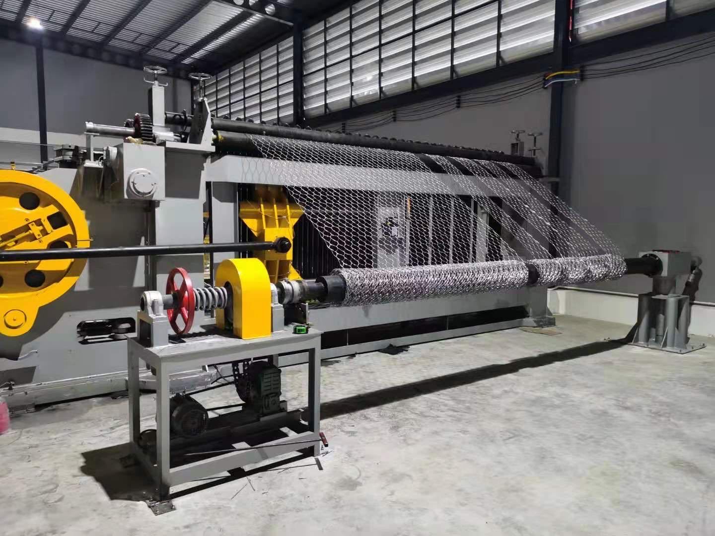 Derniers blogs de l'entreprise sur Un client sud-africain utilise avec succès une machine à treillis de gabions pour la protection des berges