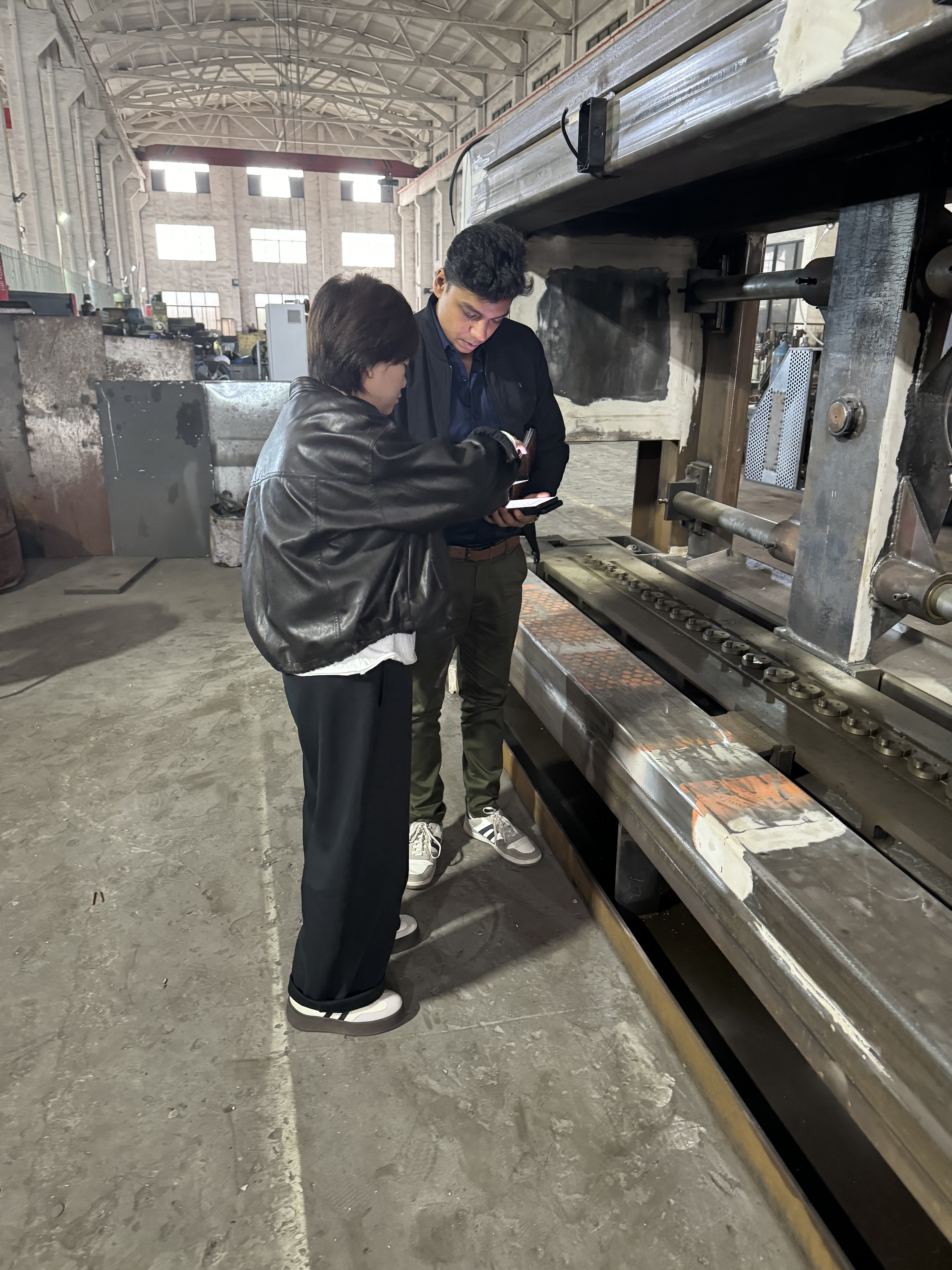 Derniers blogs de l'entreprise sur Des clients indiens visitent notre usine pour l'inspection de la machine à treillis gabion