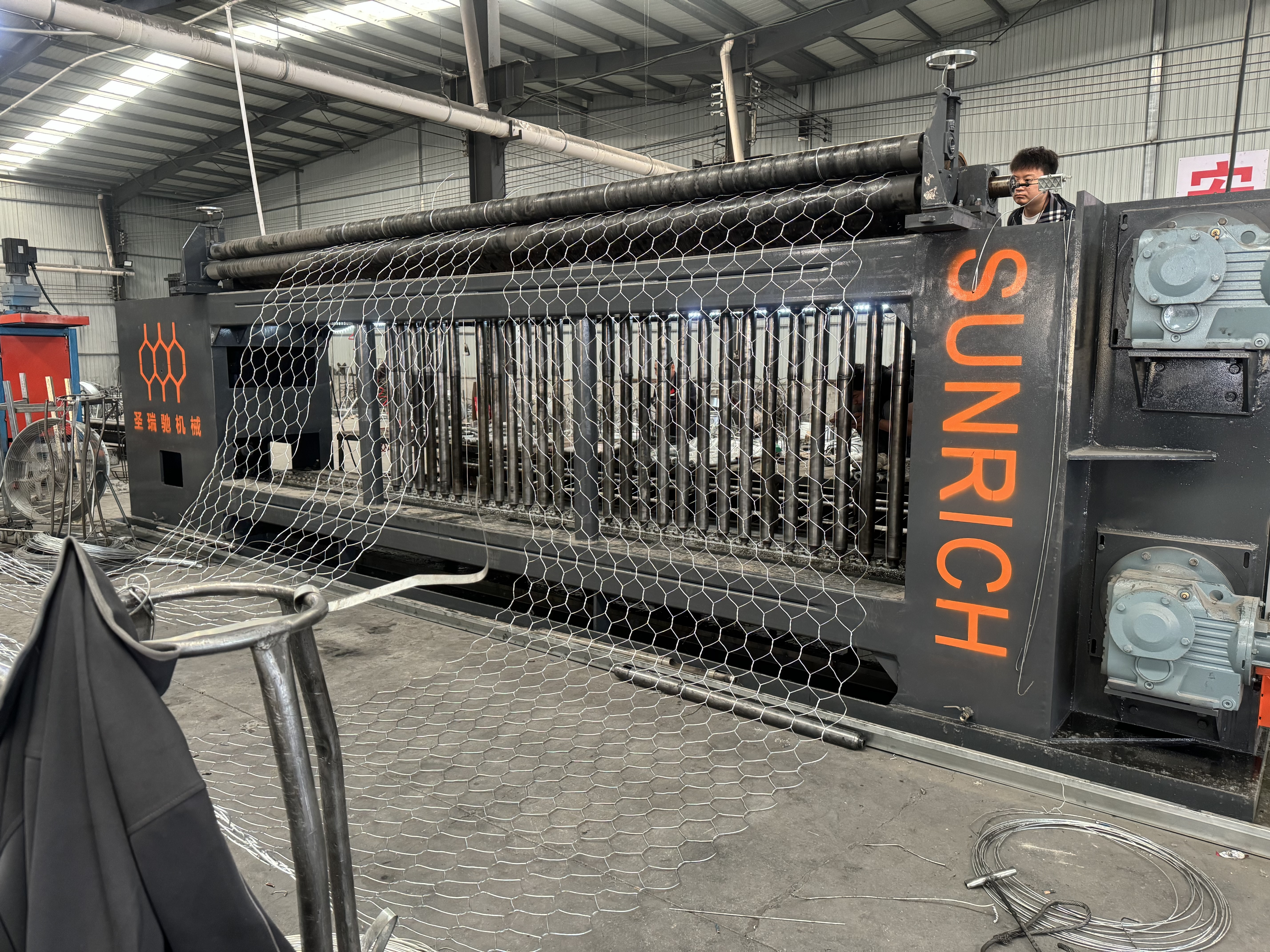 Derniers blogs de l'entreprise sur Machine à mailles de gabions servo-commandée CNC expédiée au Népal pour un projet de protection des rives