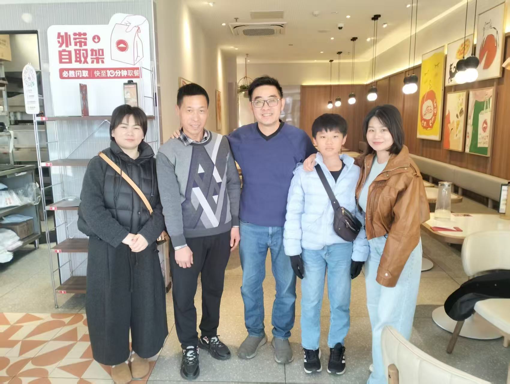 Derniers blogs de l'entreprise sur Un client malaisien visite notre usine pour inspecter la dernière machine à gabions CNC servo.