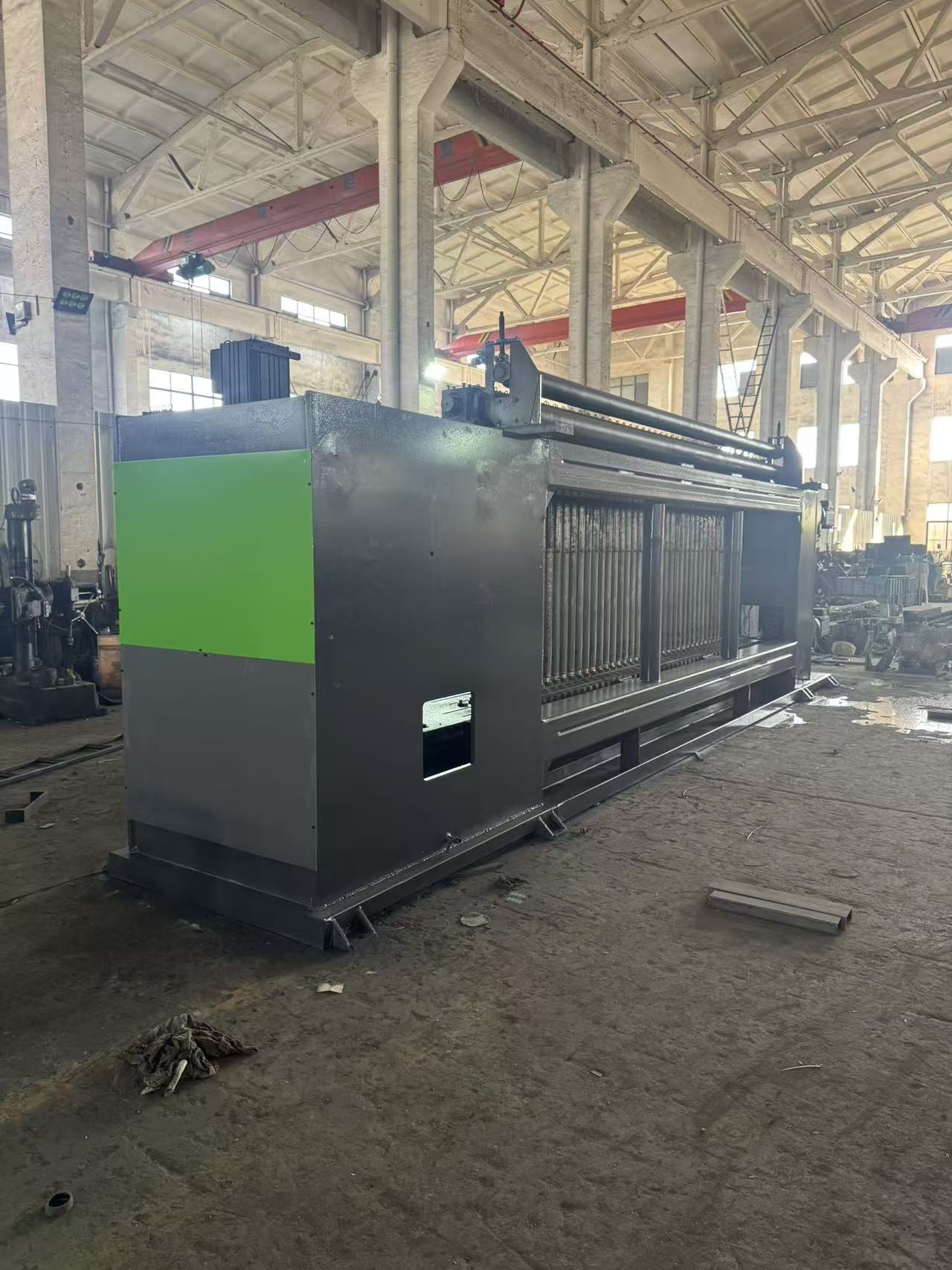 Derniers blogs de l'entreprise sur Débogage réussi sur place de la dernière machine de fabrication de gabions servo CNC