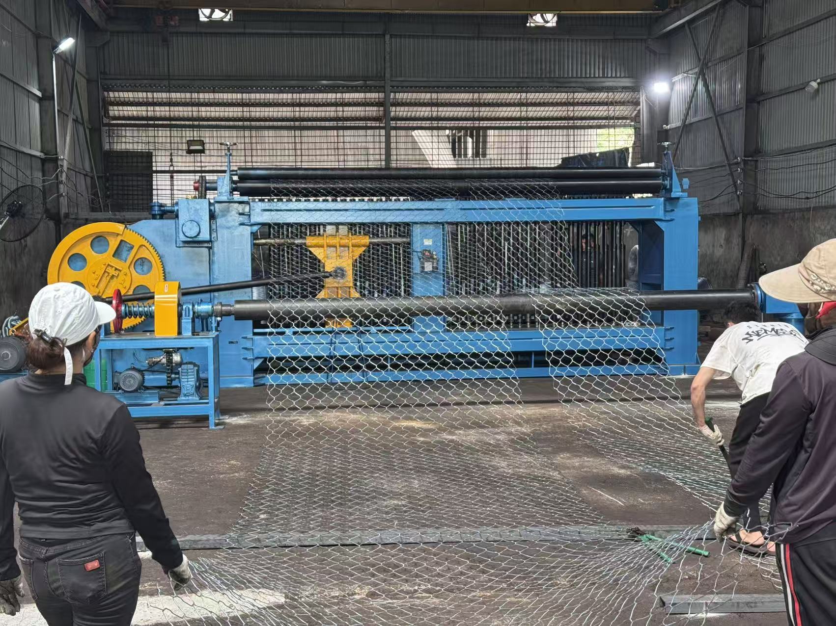 Derniers blogs de l'entreprise sur La ligne de production complète de mailles de gabions a été mise en service avec succès au Vietnam