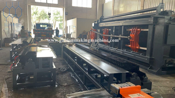 acheter Résistance à la traction 350-550N/Mm2 Ligne de production de gabions avec taille de maille 60X80-80X100MM et système de contrôle PLC fabrication en ligne